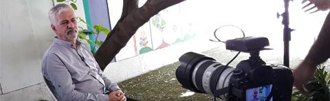 یسلّم بيد السيدة  ف 